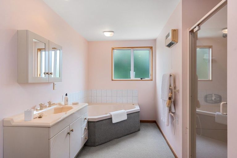 Photo of property in 2/19 Manor Place, Bryndwr, Christchurch, 8053