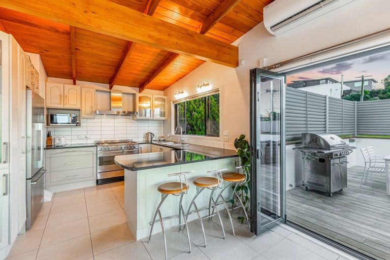 Photo of property in 35 Masterton Road, Rothesay Bay, Auckland, 0630