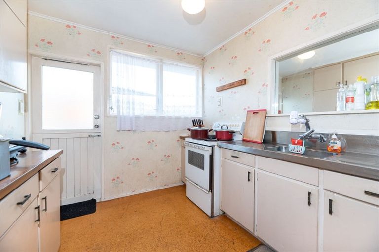 Photo of property in 2/126 Astley Avenue, New Lynn, Auckland, 0600