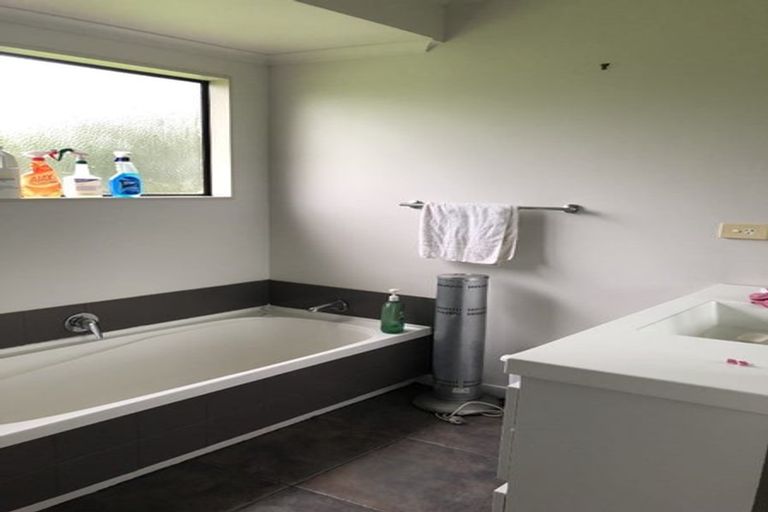 Photo of property in 420 Tararua Road, Levin, 5571