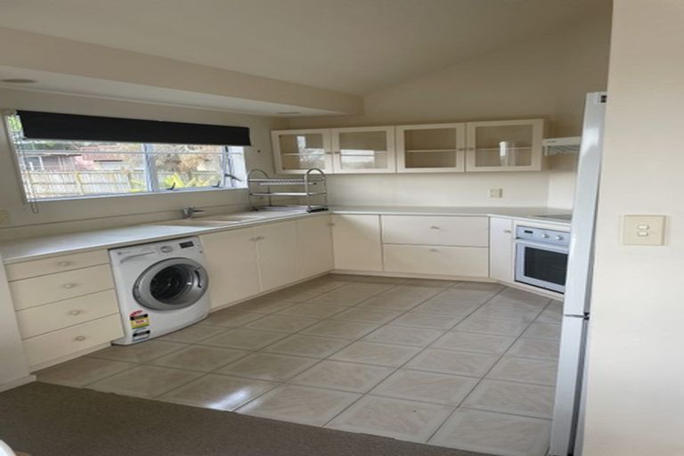 Photo of property in 2/479 Glenfield Road, Glenfield, Auckland, 0629