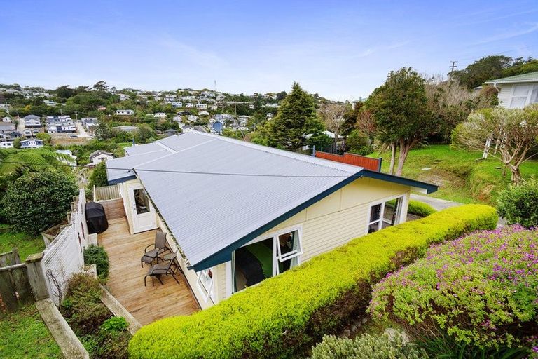 Photo of property in 9 Innes Way, Newlands, Wellington, 6037