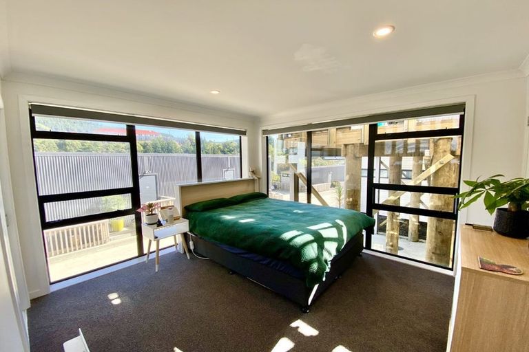 Photo of property in 10 Ara Patukawenga, Tawa, Wellington, 5028