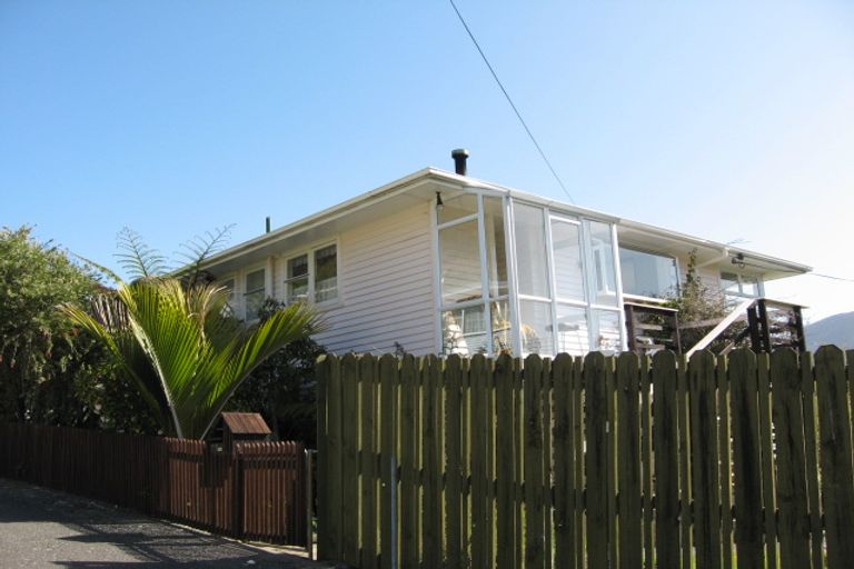 Photo of property in 77 Milton Terrace, Picton, 7220