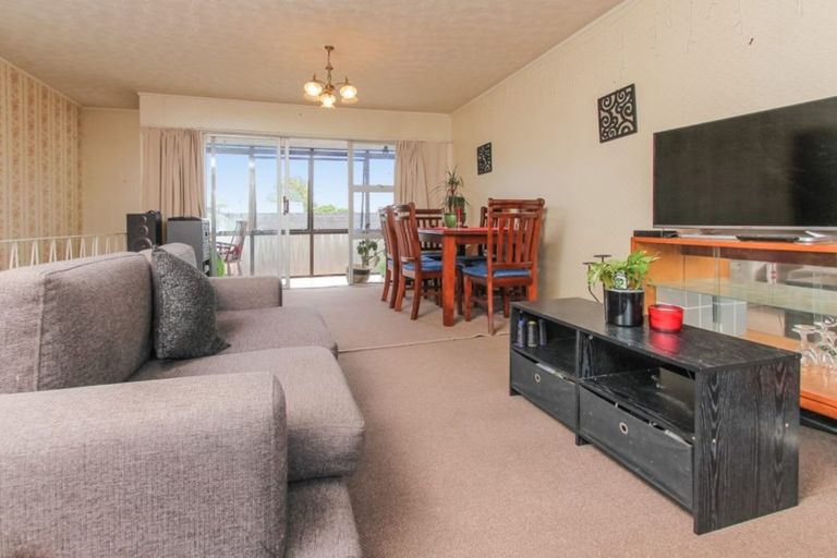 Photo of property in 2/120 Titirangi Road, New Lynn, Auckland, 0600