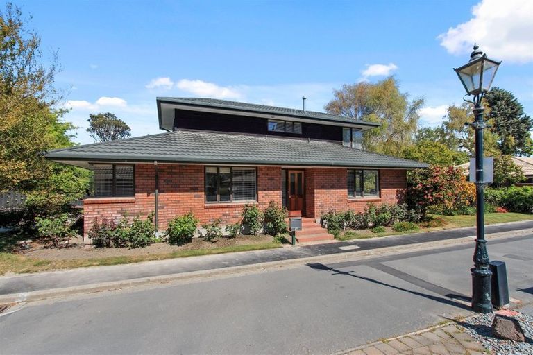 Photo of property in 10 Castle Way, Beckenham, Christchurch, 8023