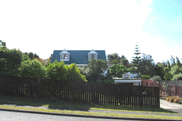 Photo of property in 18 Palliser Lane, Browns Bay, Auckland, 0630
