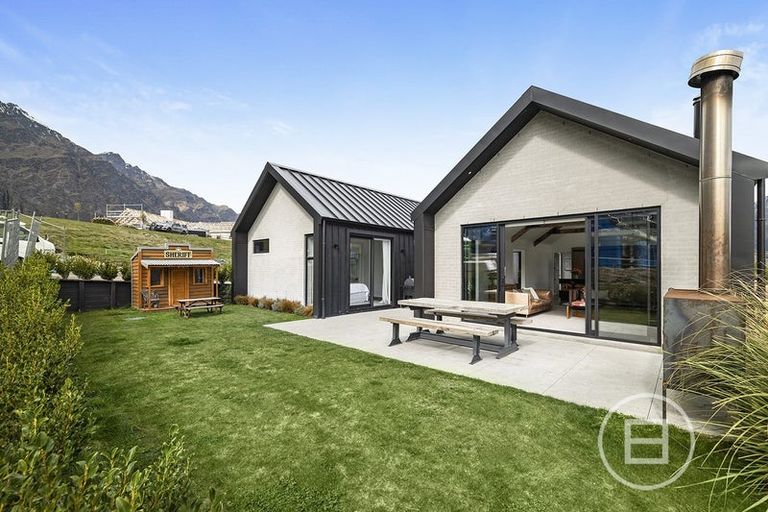 Photo of property in 52 Cunninghams Drive, Jacks Point, Queenstown, 9371