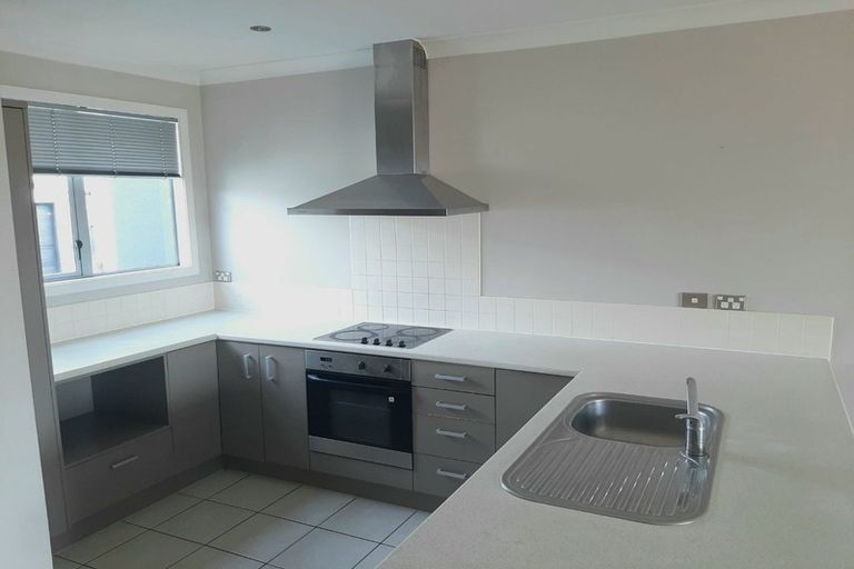 Photo of property in 9b Clearwater Cove, West Harbour, Auckland, 0618