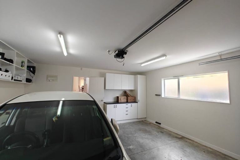 Photo of property in 31 Mandeville Place, Unsworth Heights, Auckland, 0632