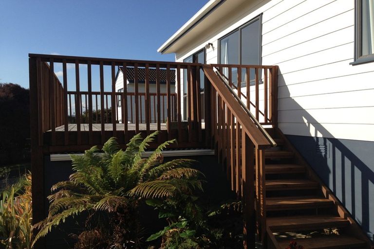 Photo of property in 2/59 Santiago Crescent, Unsworth Heights, Auckland, 0632