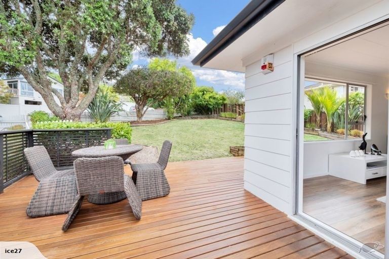 Photo of property in 12 Topliss Drive, Northcross, Auckland, 0632