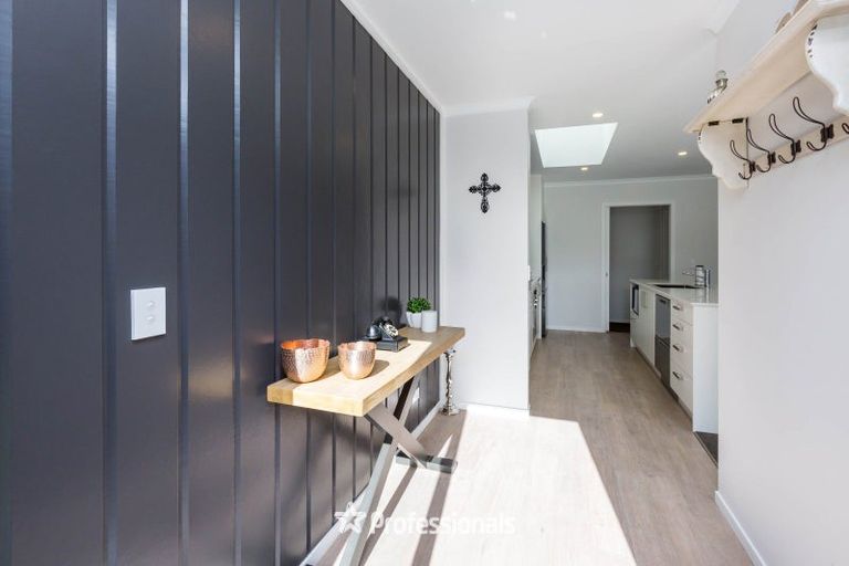 Photo of property in 5 Nikau Lane, Timberlea, Upper Hutt, 5018