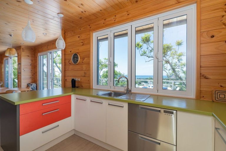 Photo of property in 92 Hahei Beach Road, Hahei, Whitianga, 3591