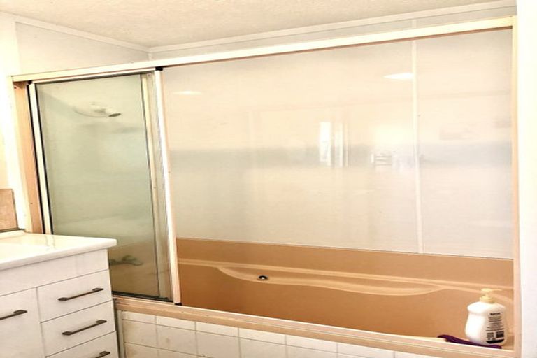 Photo of property in 2/19 Sandgate Avenue, Botany Downs, Auckland, 2010