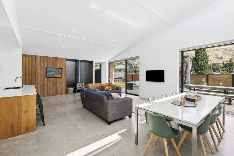 Photo of property in 7 Fern Burn Close, Wanaka, 9305