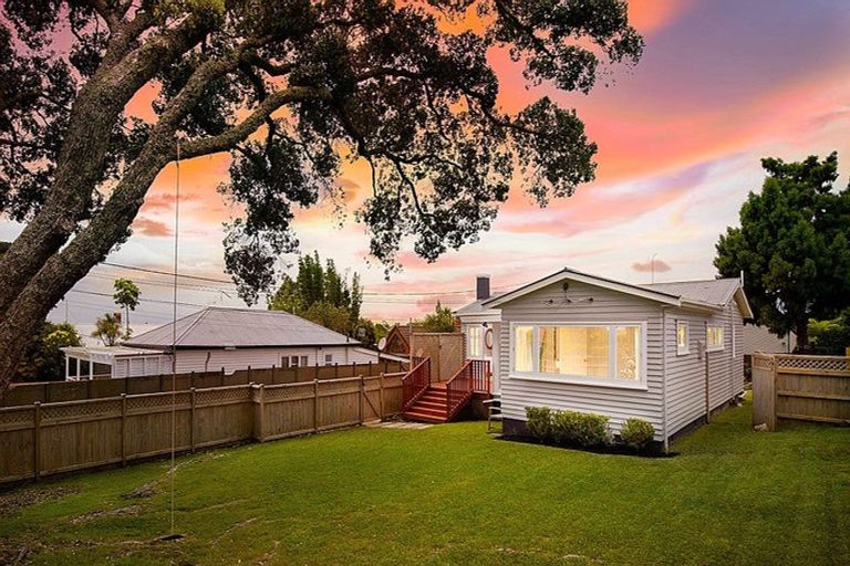 Photo of property in 10 West Lynn Road, Titirangi, Auckland, 0604