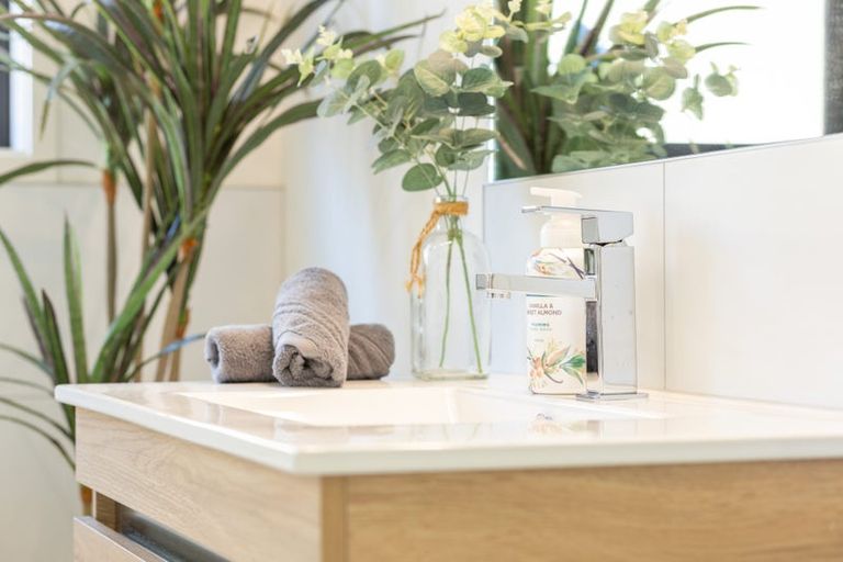 Photo of property in 8 Oakmont Crescent, Waiwhakaiho, New Plymouth, 4312