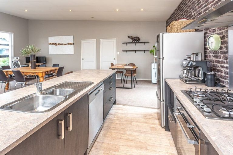 Photo of property in 14 Golf Vue Place, Castlecliff, Whanganui, 4501