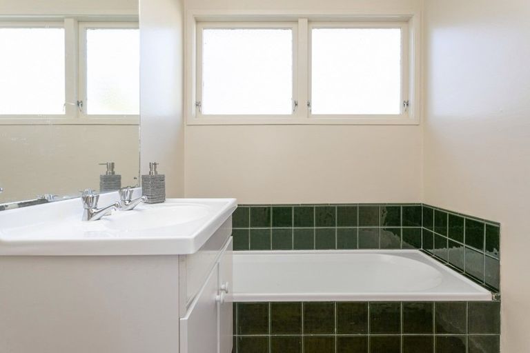 Photo of property in 25 Kereru Street, Two Mile Bay, Taupo, 3330