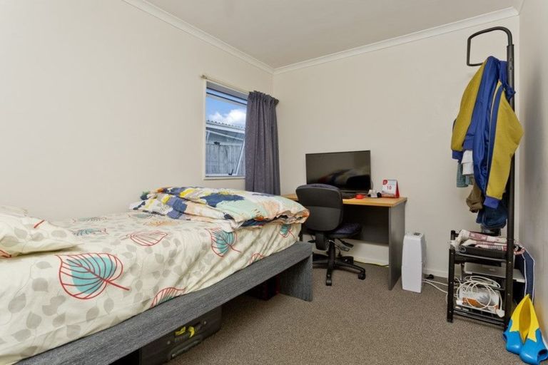 Photo of property in 10 Holdaway Avenue, Northcote, Auckland, 0627