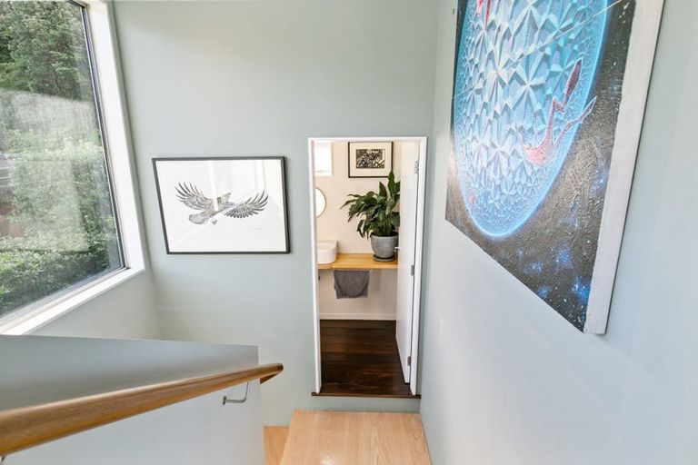 Photo of property in 10 Cave Road, Houghton Bay, Wellington, 6023