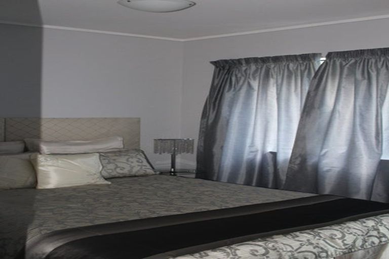 Photo of property in 1/17 Kupari Place, Totara Vale, Auckland, 0629