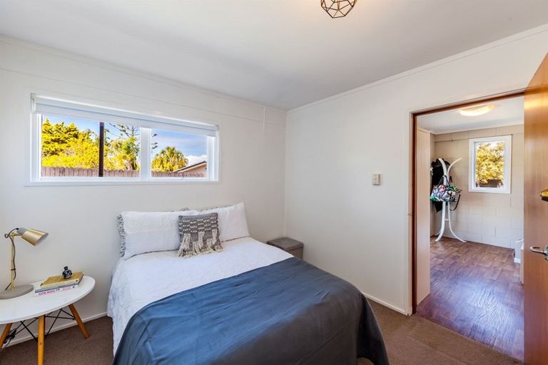 Photo of property in 1/2 Intrepid Place, Torbay, Auckland, 0630