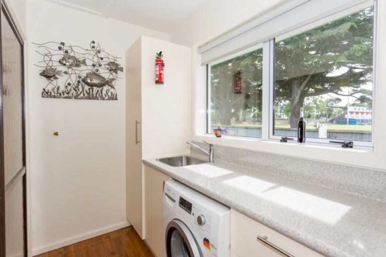 Photo of property in 32 Kathleen Crescent, Hornby, Christchurch, 8042