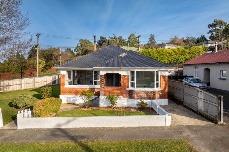 Photo of property in 1 Glenross Street, Glenross, Dunedin, 9011