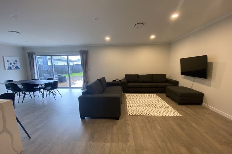 Photo of property in 13 Walter Ruddock Avenue, Kumeu, 0810