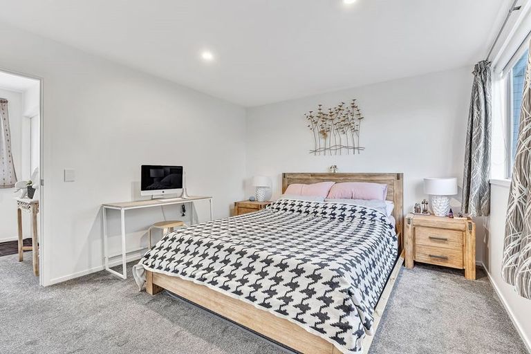 Photo of property in 2/24 Kelwyn Road, Kelston, Auckland, 0602