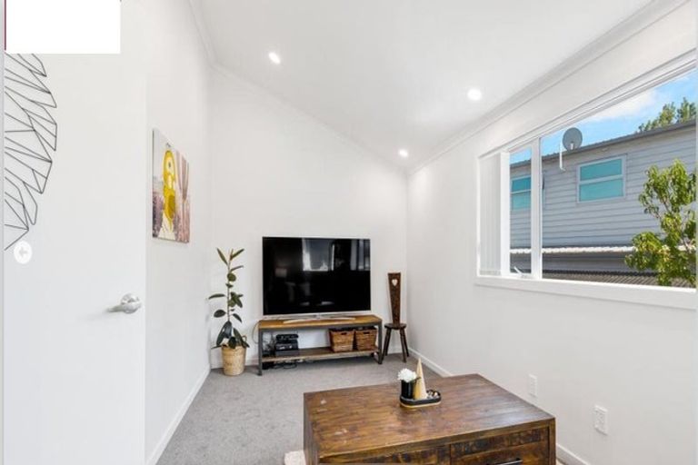 Photo of property in 2/19 Limmer Place, Browns Bay, Auckland, 0632