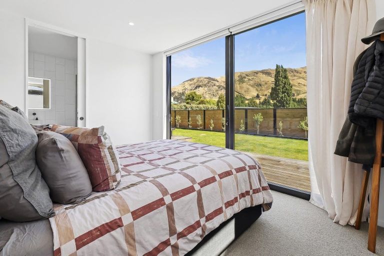 Photo of property in 7 Fern Burn Close, Wanaka, 9305