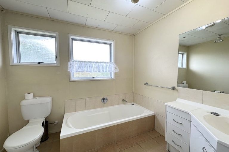 Photo of property in 12 Lynley Place, Pakuranga Heights, Auckland, 2010
