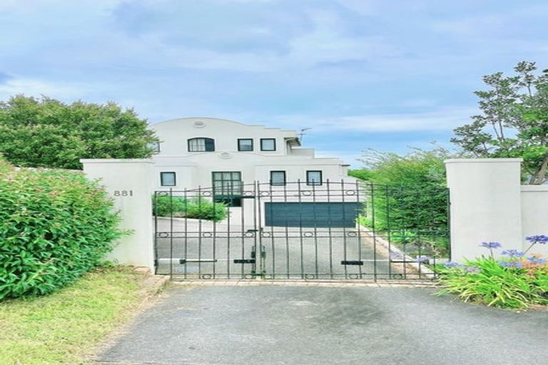 Photo of property in 1/881 East Coast Road, Northcross, Auckland, 0632
