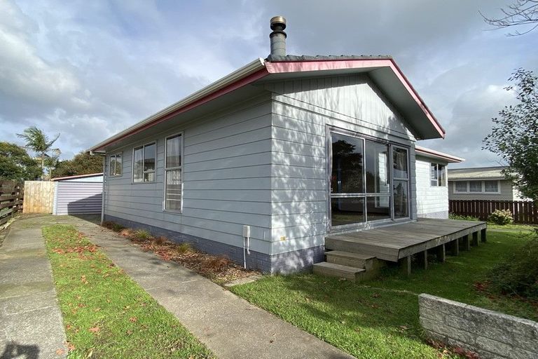 Photo of property in 11 Ewbank Place, Manurewa, Auckland, 2102