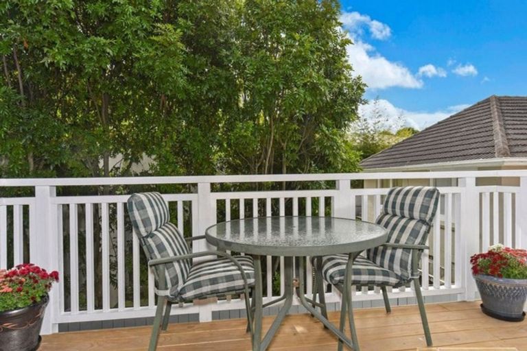 Photo of property in 2/240 Forrest Hill Road, Forrest Hill, Auckland, 0620