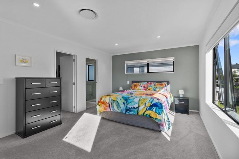Photo of property in 10 Onekura Street, Red Beach, 0932