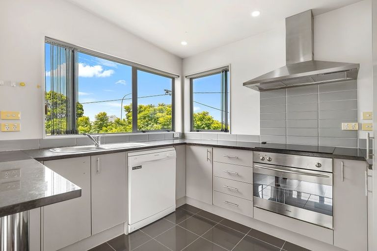Photo of property in 1/18 Forrest Hill Road, Forrest Hill, Auckland, 0620