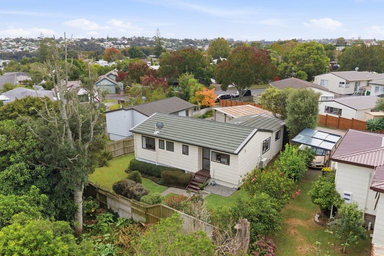 Photo of property in 2/26 Sunward Rise, Glenfield, Auckland, 0629