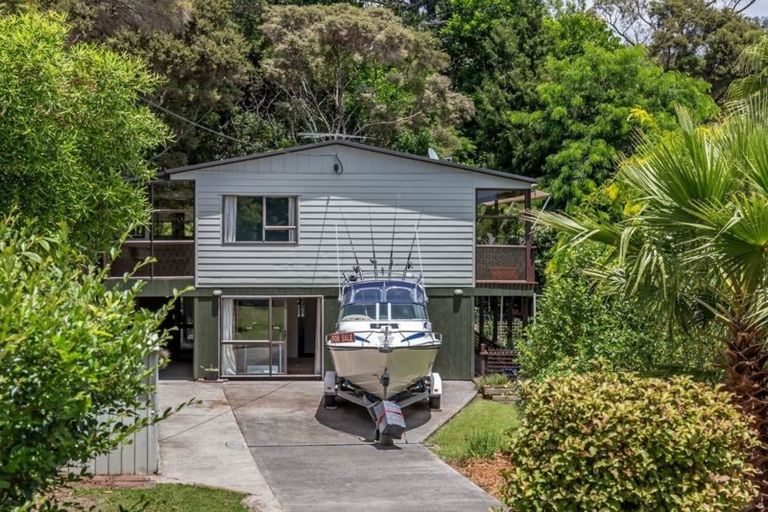 Photo of property in 25 Waiora Road, Stanmore Bay, Whangaparaoa, 0932