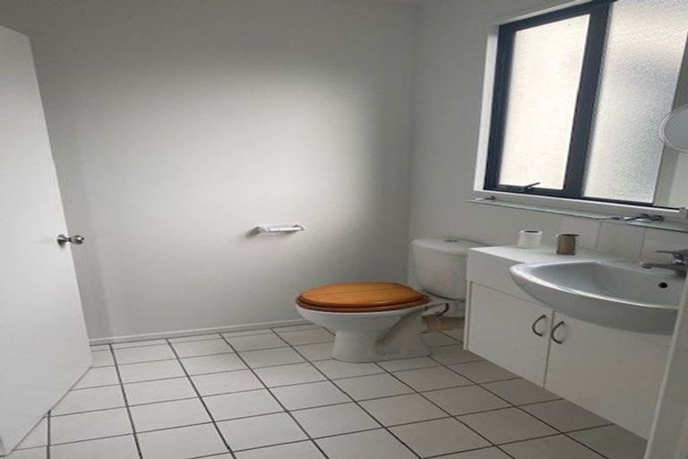 Photo of property in 32 Oakford Close, Riccarton, Christchurch, 8011