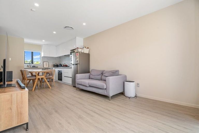 Photo of property in 111 Trias Road, Totara Vale, Auckland, 0629