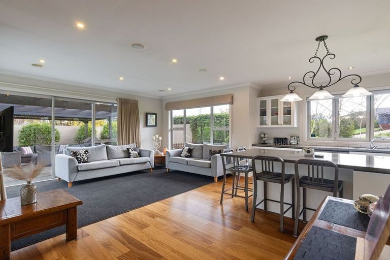 Photo of property in 37 La Lena Grove, Fitzherbert, Palmerston North, 4410