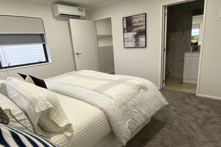 Photo of property in 4223c Great North Road, Glendene, Auckland, 0602