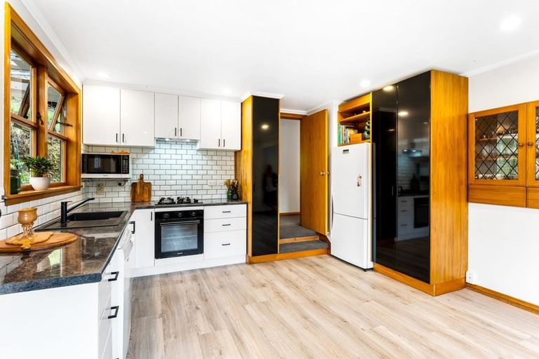 Photo of property in 18 Pinehaven Road, Pinehaven, Upper Hutt, 5019