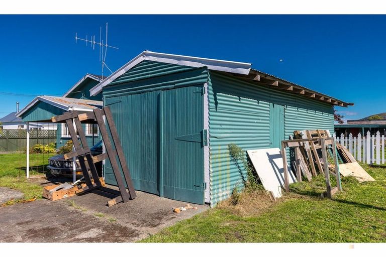 Photo of property in 1 Maude Street, Waimate, 7924