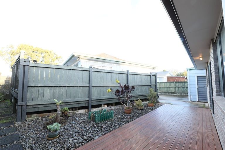 Photo of property in 16 Fiesta Drive, Half Moon Bay, Auckland, 2012