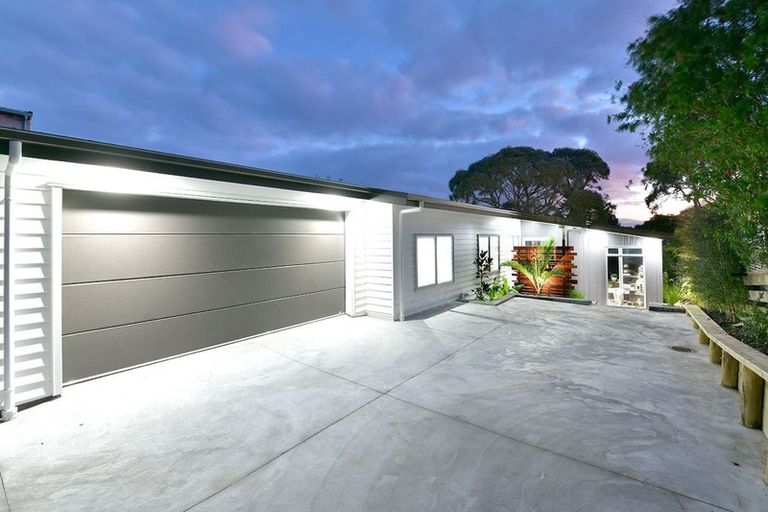 Photo of property in 17 Shakespear Road, Army Bay, Whangaparaoa, 0930